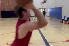 球迷惡搞申京打球！這個樣子還真有點像誒