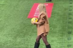 打幾分？卡利烏斯妻子穿黑絲場邊顛球