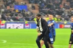 絕對功臣！賽后謝場時，國米球員把小因扎吉推上前接受球迷掌聲