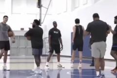 速度變快了？楊瀚森赴美特訓(xùn)：底角三分4連中 籃下?lián)烨?連扣