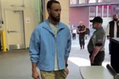 G1即將開戰！庫里抵達森林狼球館沒想到還得過安檢交手機啊