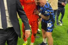 大爹，賽后勞塔羅把索默推到北看臺前單獨接受掌聲