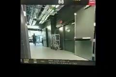 據(jù)傳這是庫里返回更衣室的畫面，如果是真的，那應(yīng)該不嚴(yán)重！