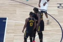 以下克上！勇士客場拿下半決賽首勝，賽后勇士眾將擊掌相擁慶祝！