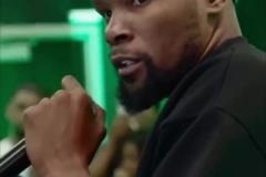 好久不見小帥！杜蘭特參加活動并現場送鞋 小帽一戴誰也不愛