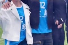 黑絲晃眼！“錘王”和美嬌妻李小萌慶祝大連勝利