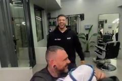 你很幽默？名場面：巴塞羅那的一位理發師讓顧客穿上皇馬圍兜！