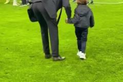 三年內(nèi)兩進歐冠決賽！賽后因圣帶著小兒子接受內(nèi)拉祖里致意?