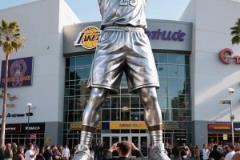 如果湖人為詹姆斯立一個這樣的雕像 你覺得如何？