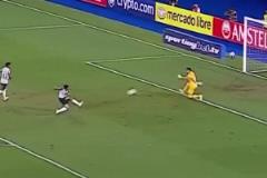 活該被巴薩退貨！羅克大單刀1v1門將+隊友跑位，怒射門將打丟