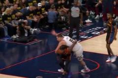 瘋狂針對雷霆全隊輪番給約老師上身體對抗！強度太大了