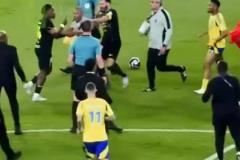 沙特網友吐槽C羅在發生沖突后返回更衣室，仿佛和自己無關