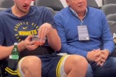 零食汽水一起上！真想不通約基奇是怎么成為聯盟第一人的