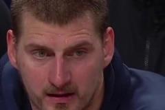 掘金43分大比分落后雷霆，場下的約老師雙眼迷離！