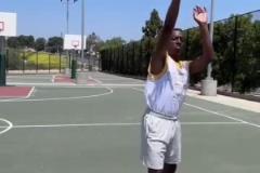 太搞了！外網(wǎng)網(wǎng)紅惡搞濃眉打球現(xiàn)狀！擊個(gè)掌都能傷是吧？