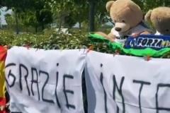 皇馬球迷在皇馬訓練基地外掛橫幅感謝國米