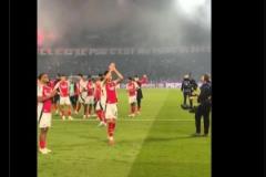 阿森納官方發視頻配文：槍手們，昂首挺胸。我們會回來的！