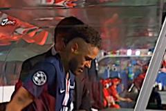 那年是內(nèi)馬爾離歐冠獎(jiǎng)杯最近的一次，卻只能在場(chǎng)邊看拜仁捧杯