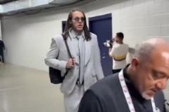 投進絕殺的戈登抵達球館 這身材退役后輕松當超模啊