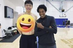 楊瀚森偶遇帶兒子訓(xùn)練的皮蓬 訓(xùn)練師向皮蓬介紹：下一個姚明！！