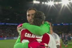 來自意大利老鄉的安慰！多納魯馬賽后安慰卡拉菲奧里