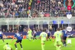 巴薩球迷曬視頻：佩德里無球多次被阿切爾比推倒，裁判無表示