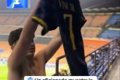 真勇啊，一位國米球迷賽后對著巴薩球迷展示維尼修斯皇馬球衣