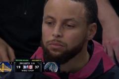 華子被踩傷痛苦倒地，鏡頭給到場邊的庫里，兩眼無神！