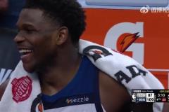 王者歸來大勝勇士！華子在替補席與蘭德爾有說有笑！