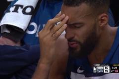 ?腦殼疼！戈貝爾整個下半場都在揉著自己的腦袋