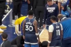 華子被TJD踩傷倒地，追夢也上前查看，隨后華子被攙扶下場