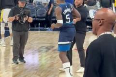 也是耐殺王！華子被踩腳踝離場幾分鐘后就回來熱身 下半場首發！