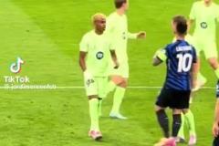 起來！勞塔羅一把拉起亞馬爾