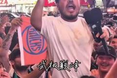 長(zhǎng)相酷似唐斯的球迷帶領(lǐng)大家高喊“尼克斯四場(chǎng)晉級(jí)！”