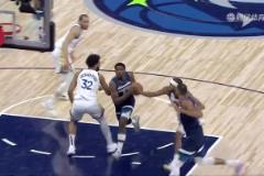 耐殺王！華子被踩傷后經過中場休息調整，下半場王者歸來出戰！