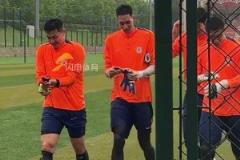 泰山隊四位門將冒雨訓練，于金永手套都能“擰出水”