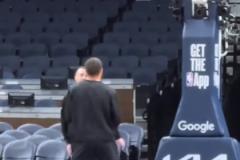 庫里參加球隊訓練，給隊友當球童...