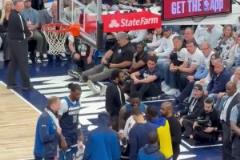 看華子被攙扶下場的樣子，感覺有點嚴重啊，千萬可沒有大礙