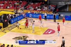 敢說！楊鳴吐槽：今晚三名裁判三種不同判罰尺度！要用外籍裁判就全用外籍！