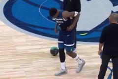 鋼筋鐵骨！華子被踩傷后經過中場短暫調整，下半場繼續首發出戰