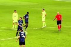 現場球迷：丟球后阿勞霍指責佩德里