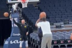 心情還不錯！受傷的庫里給追夢當起了球童