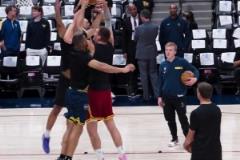 約基奇熱身隔扣兩人！助教：該配合你演出的我在盡力表演