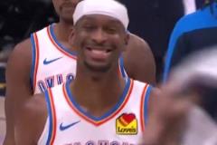 幾個意思？亞歷山大輸球后咧著嘴大笑離場