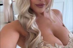 深不見底！利茲聯美女主持曬禮服自拍展示豐滿身材