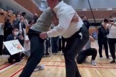 庫里挑戰橫崗白鵬，完全推不動啊！