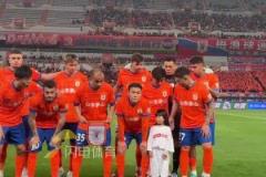 李源一女兒參加賽前合影，一下子撞到謝文能的心巴上