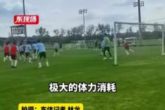 人氣直線上升！汪海健遭遇申花小粉絲們圍堵求簽名