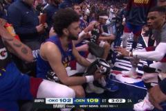 永葆激情！加時領先暫停時威少給隊友狂煲雞湯