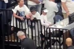 優質偶像！一堆人走過，就庫里和小球迷擊掌了